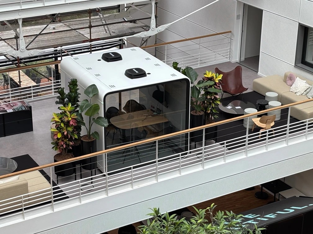 Pflanzeninseln mit Croton und Geigenfeige im Atrium eines Konzern-Bürogebäudes – Hydro-Plan